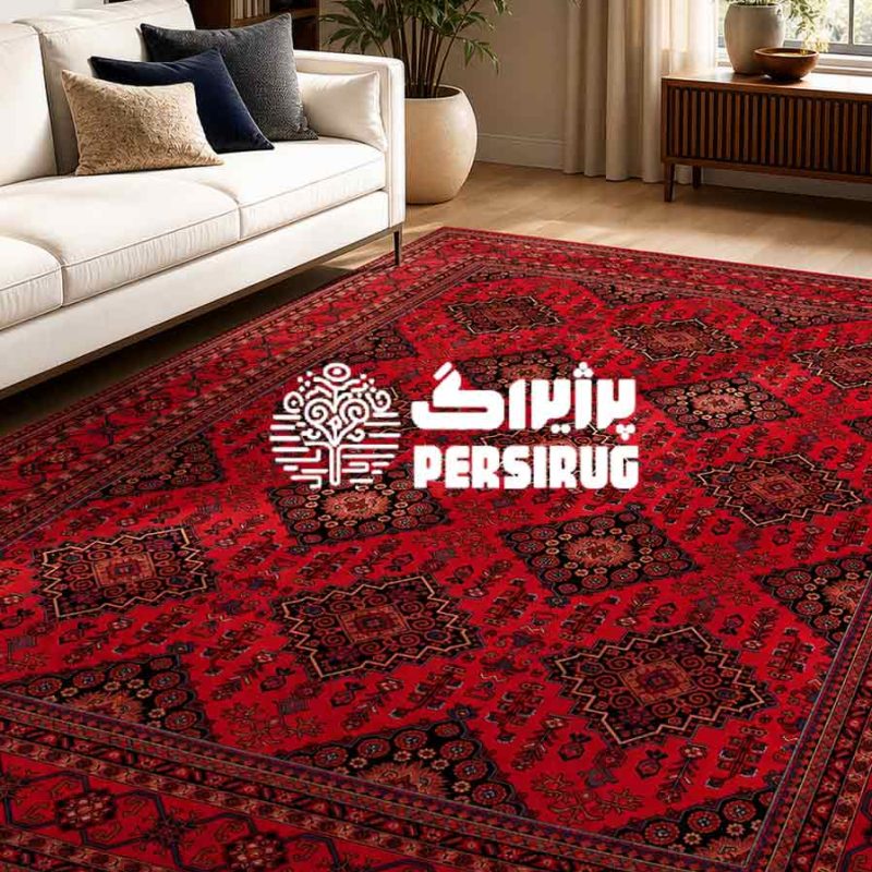 طرح شکوه زرین با نقوش هندسی سنتی ترکمن و رنگ زمینه قرمز لاکی، دارای حاشیه پهن و موتیفهای لوزی شکل تکرار شونده