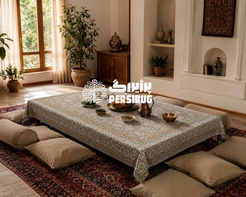 رومیزی ، سفره و روفرشی نقرهنگار؛ طرحی شیک با زمینه طوسی و طرح سنتی، مناسب دکوراسیونهای مدرن و کلاسیک.