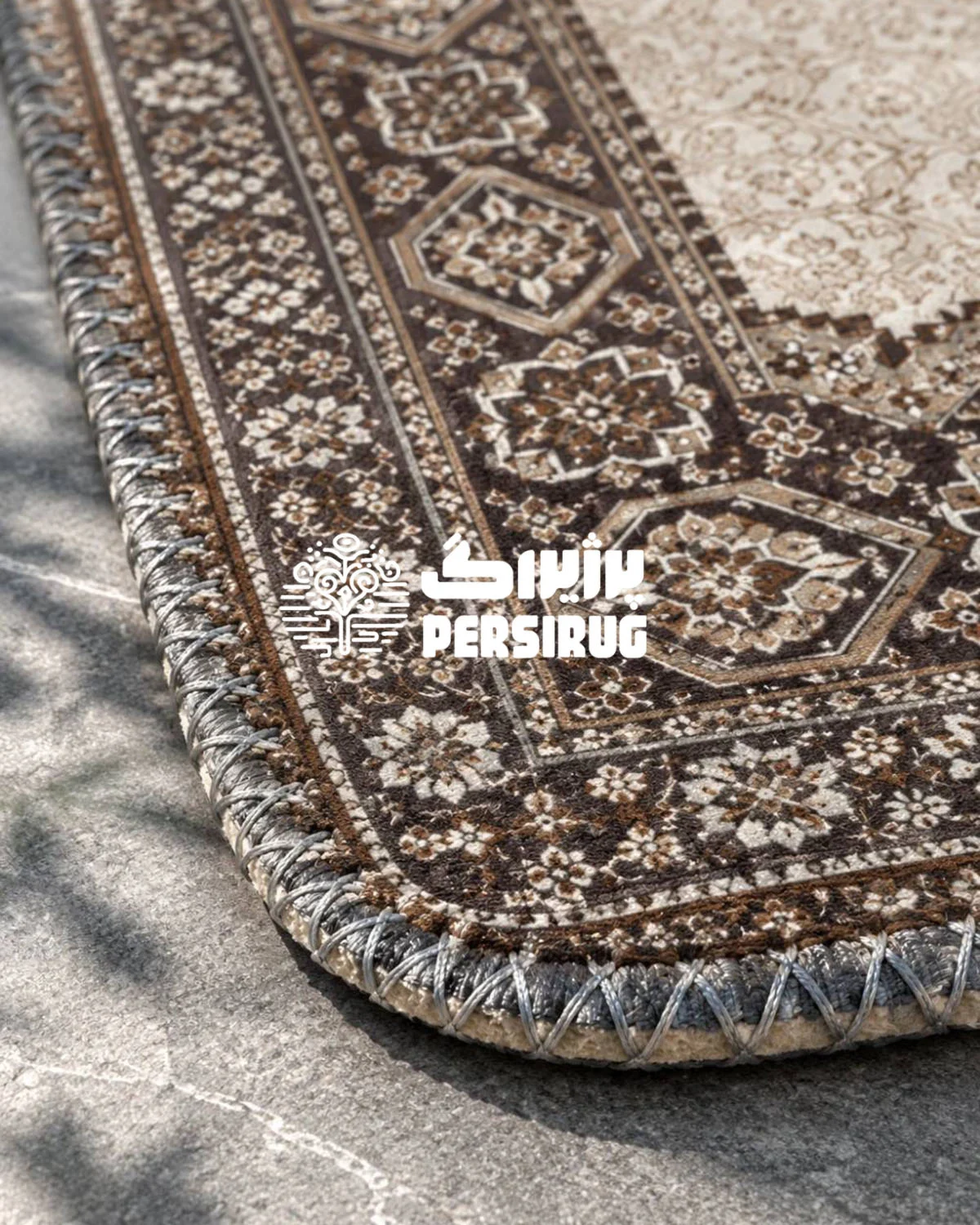 پادری زیره چرم ماه رخ با طرح سنتی و نقش مرکزی ظریف در فضای گرم و دنج اتاق خواب.