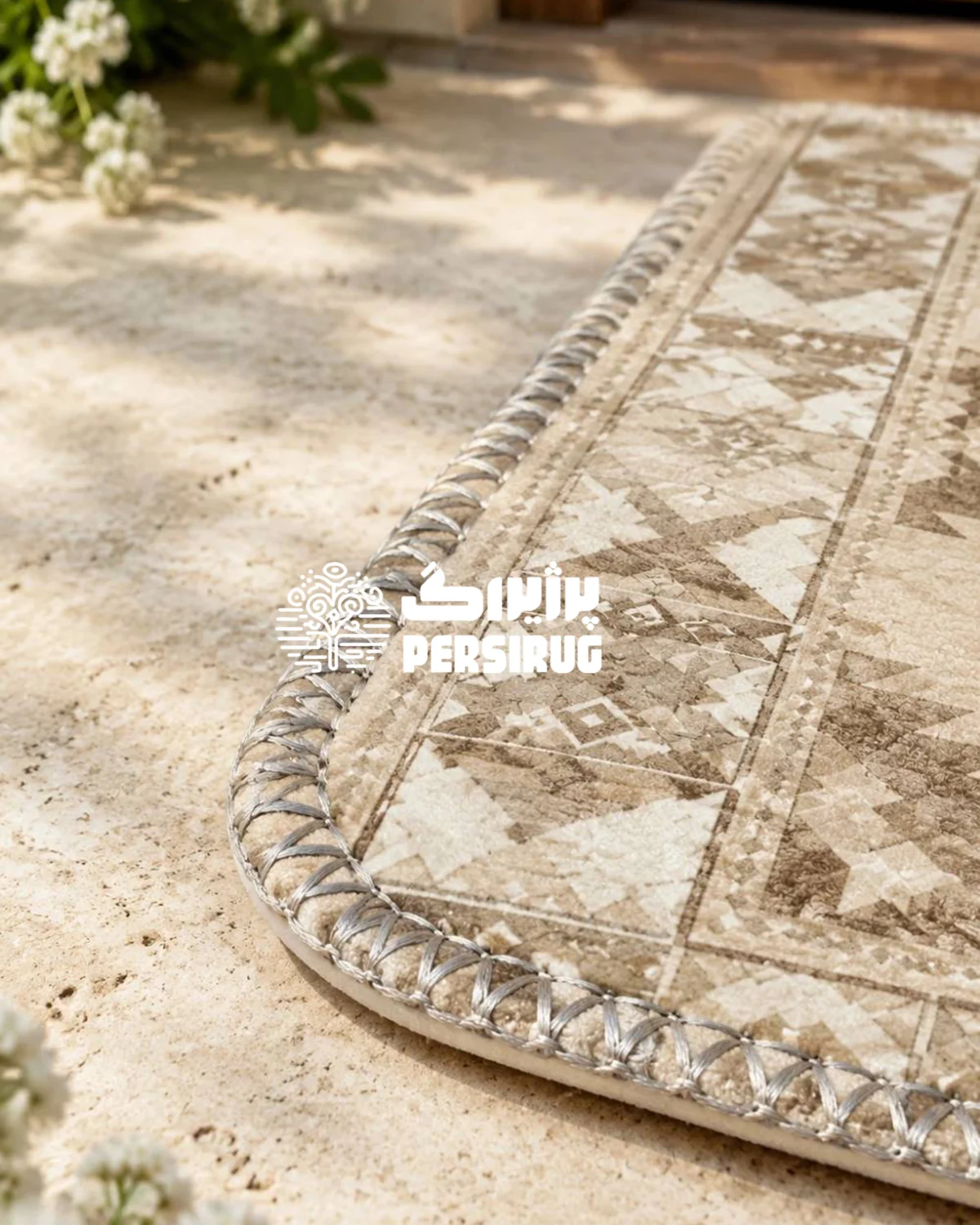 پادری زیره چرم طرح آوینا با زمینه کرم و بژ کنار پنجره در نور طبیعی