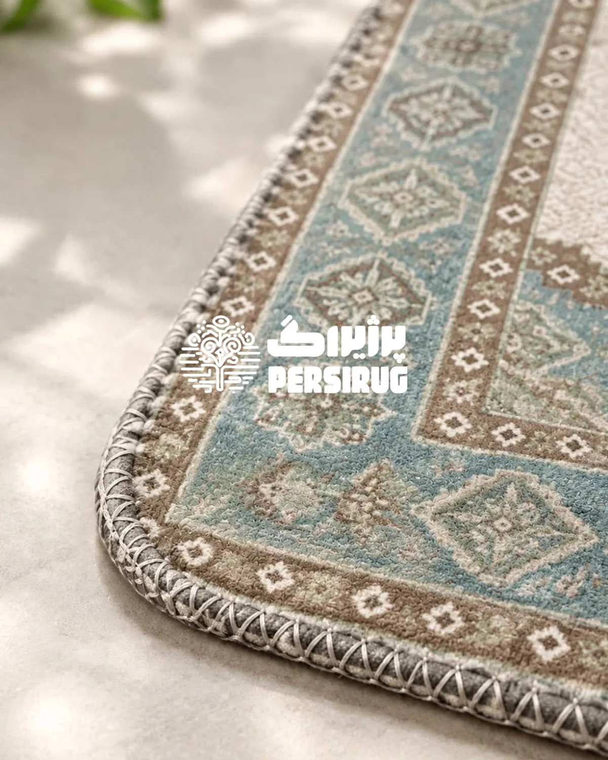 فرشینه زیره چرم طرح نقشِ خانه نمای نزدیک از طرح هندسی و حاشیهٔ نقش خانه.