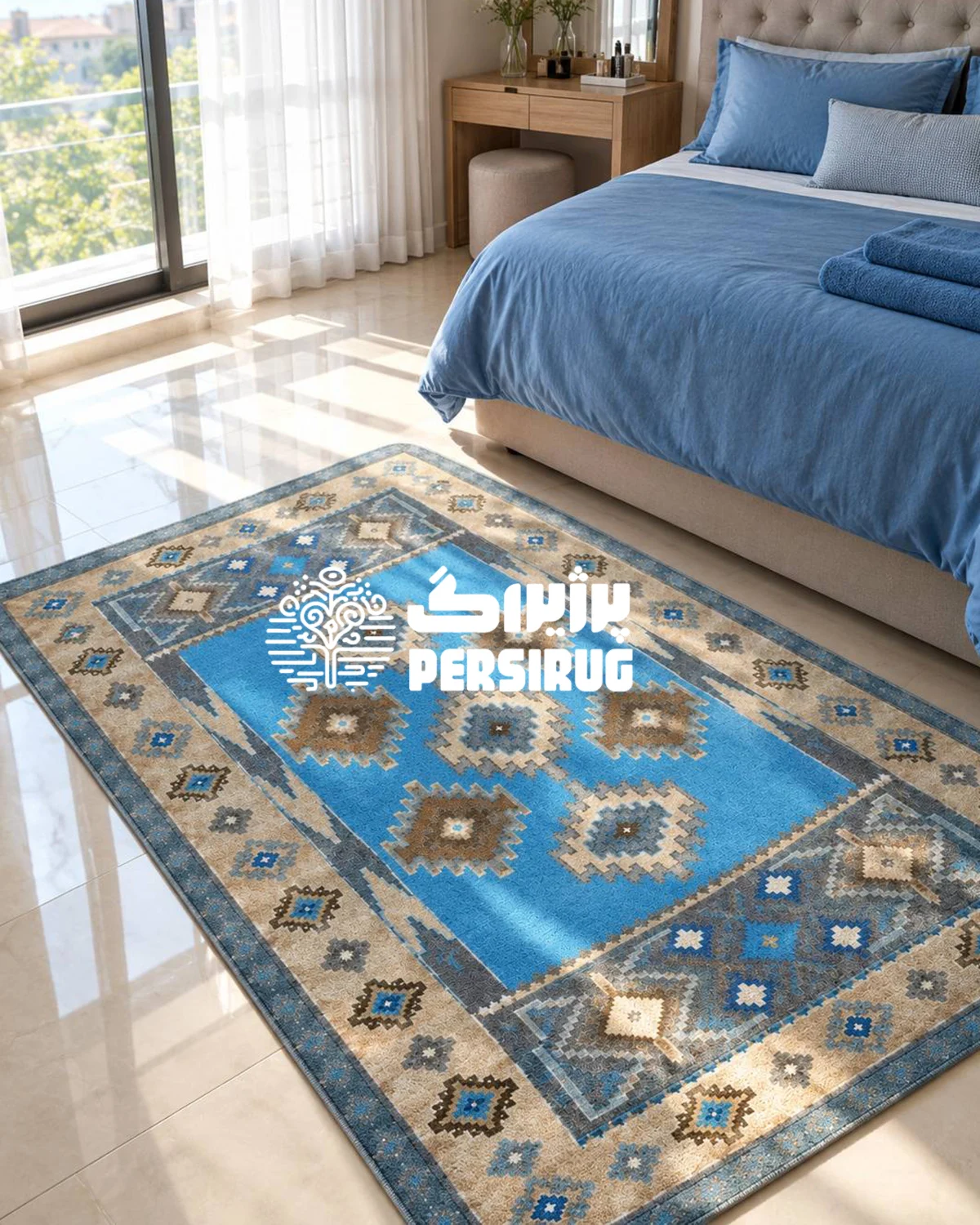 فرشینه زیره چرم آبی کویری تلفیقی از آبی روشن و باطراوت در متن اصلی با رنگ‌های گرم شتری، کرم و طوسی؛ تداعی‌کننده آسمان آبی و شن‌های کویر.