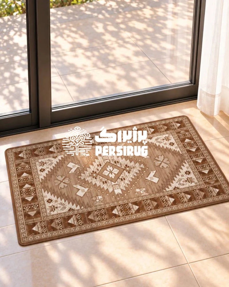 پادری زیره چرم طرح کوهستان با نقوش هندسی عشایری، ترنج مرکزی و رنگبندی کرم و قهوهای الهامگرفته از گلیمهای سنتی ایرانی.