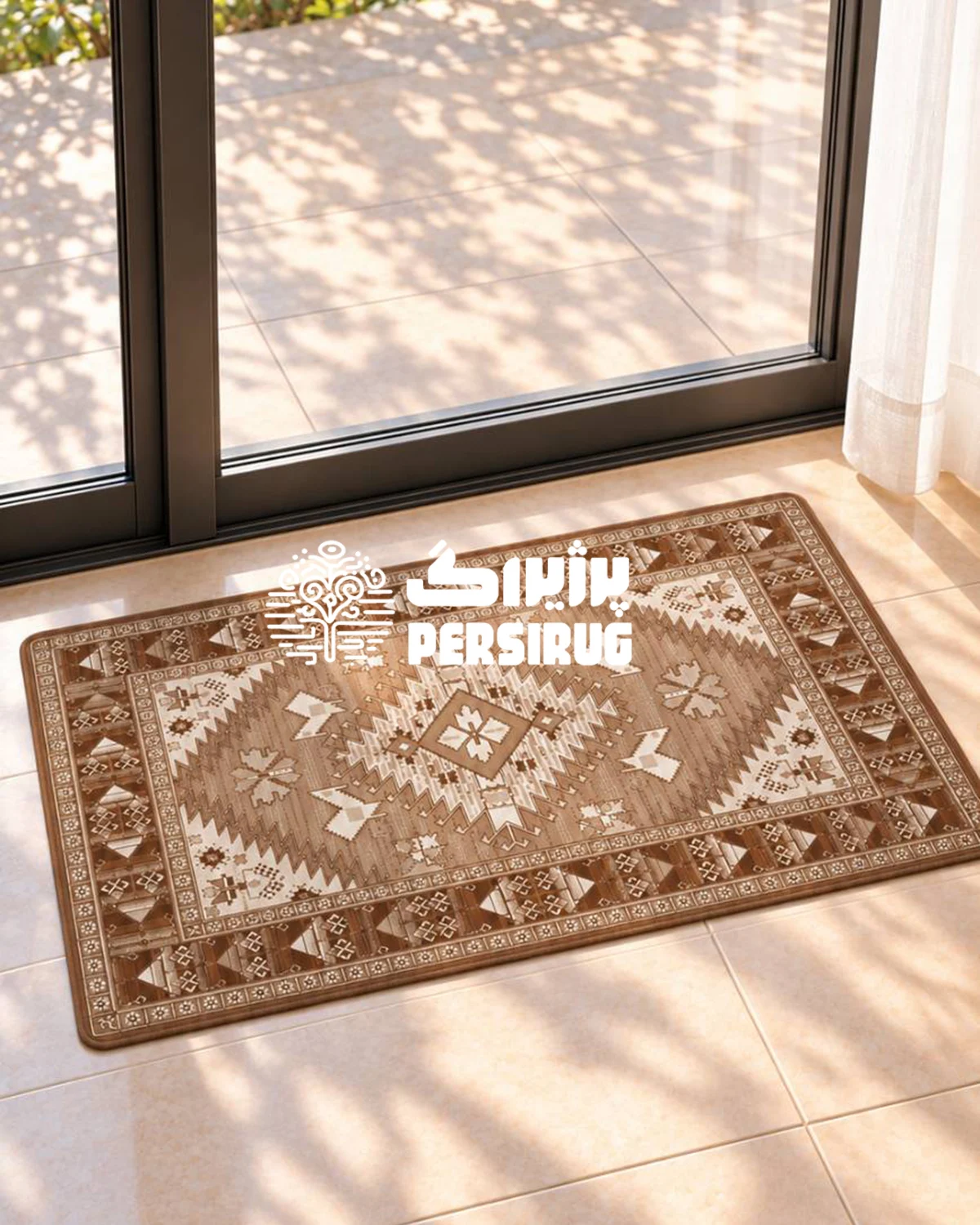 پادری زیره چرم طرح کوهستان با نقوش هندسی عشایری، ترنج مرکزی و رنگبندی کرم و قهوهای الهامگرفته از گلیمهای سنتی ایرانی.