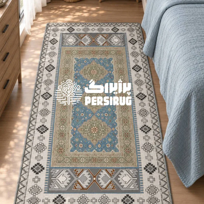 فرشینه زیره چرم طرح سه ترنج با زمینه آبی، سه ترنج سبز در مرکز و حاشیههای هندسی الهامگرفته از هنر ایرانی.