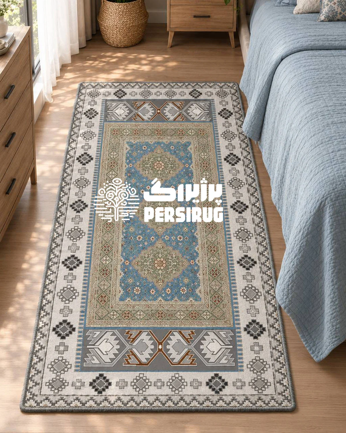 فرشینه زیره چرم طرح سه ترنج با زمینه آبی، سه ترنج سبز در مرکز و حاشیههای هندسی الهامگرفته از هنر ایرانی.
