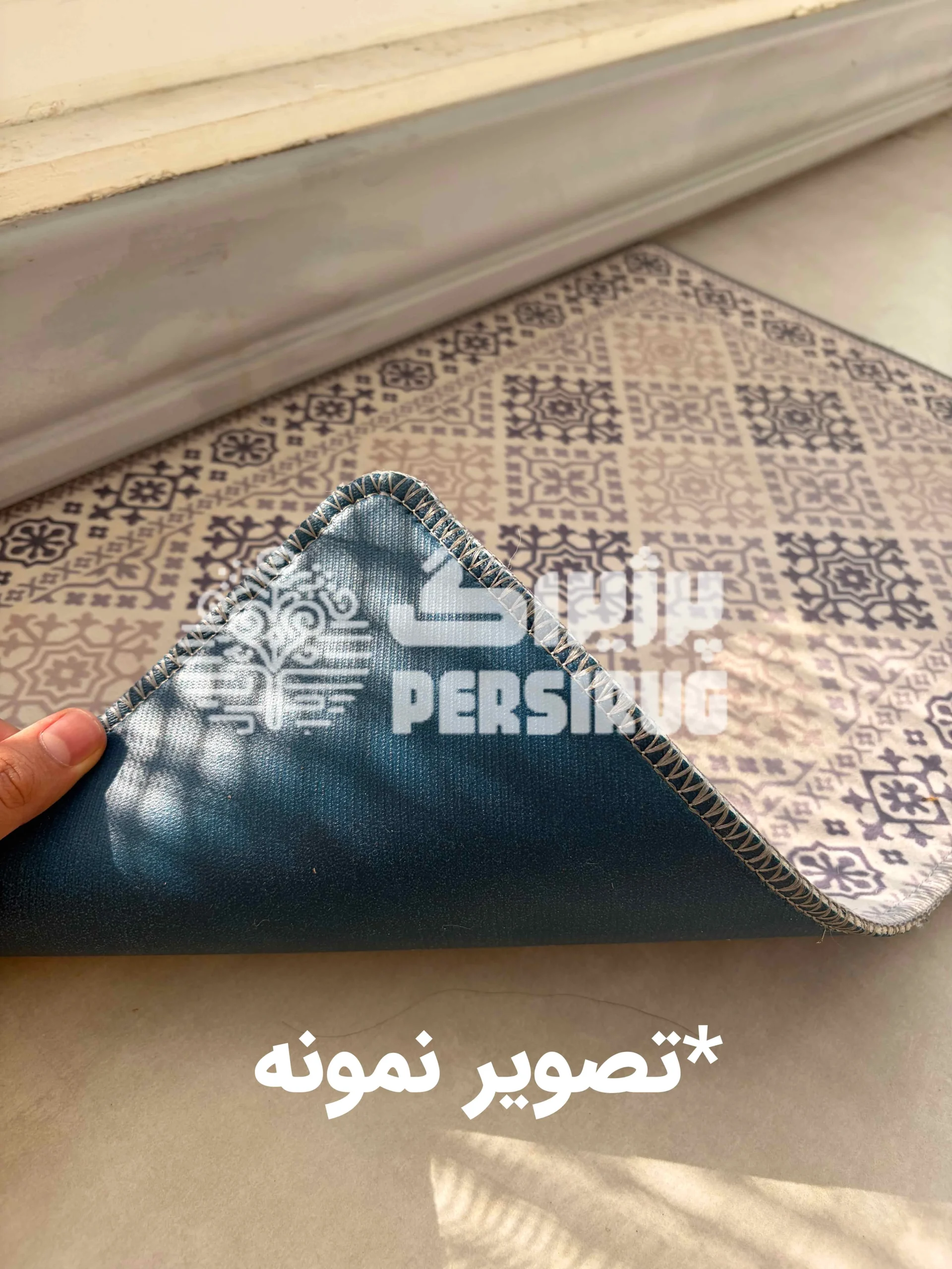 نمای نزدیک گوشه پادری طرح ۲۸۲۵ آبی و کرم با نقوش هندسی و لبه دوردوزیشده زیر نور طبیعی آفتاب