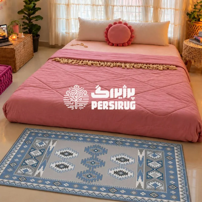 فرشینه طرح قشقایی با الهام از نقوش اصیل و هندسی گلیمهای ایرانی و ترکیب رنگی مدرن آبی، طوسی و سرمهای طراحی شده است.
