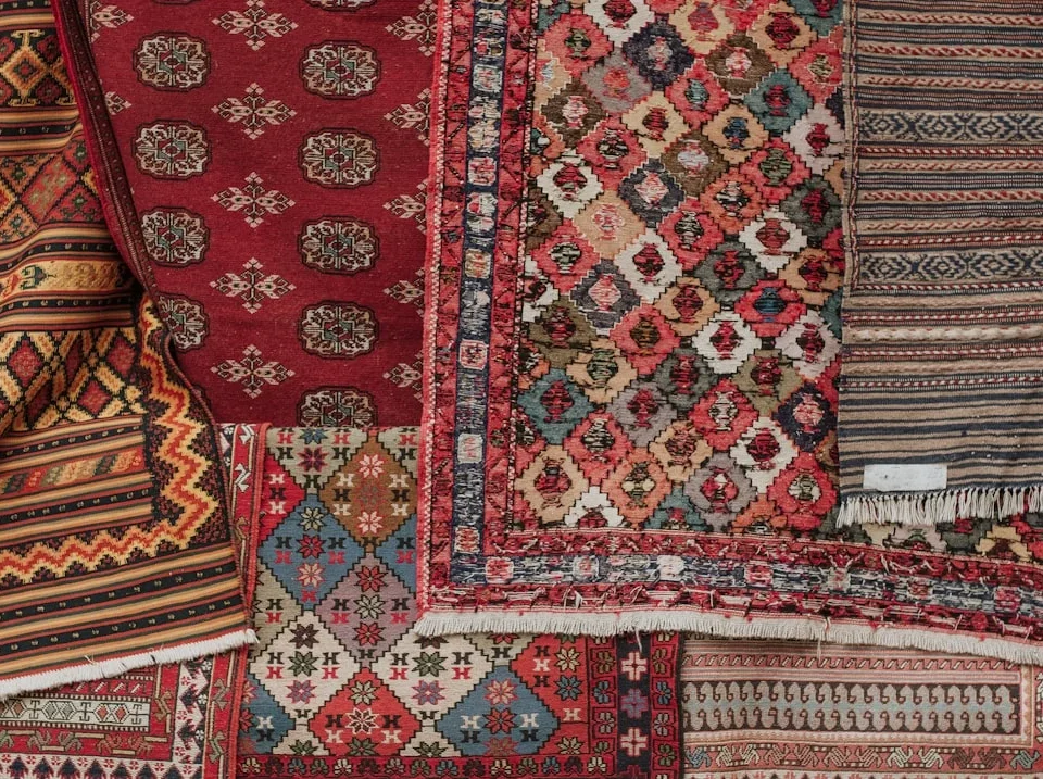 فرش رنگی سنتی برای بررسی تغییر مد رنگ فرش در یک قرن گذشته