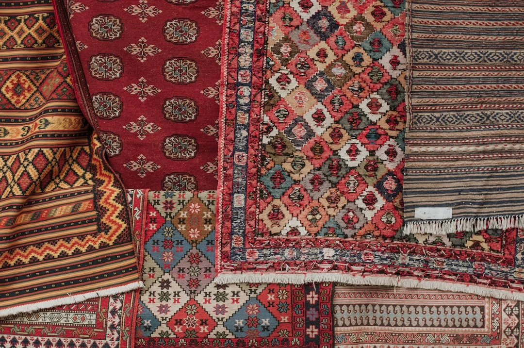 فرش رنگی سنتی برای بررسی تغییر مد رنگ فرش در یک قرن گذشته