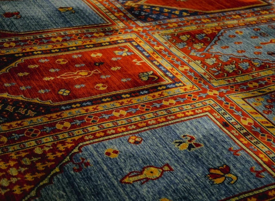 نمای نزدیک بافت و جزئیات فرش برای مقایسه فرش ۷۰۰، ۱۲۰۰ و ۱۵۰۰ شانه