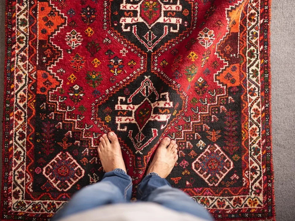 فرش در خانه برای راهنمای شست‌وشو و لکه‌بری ایمن