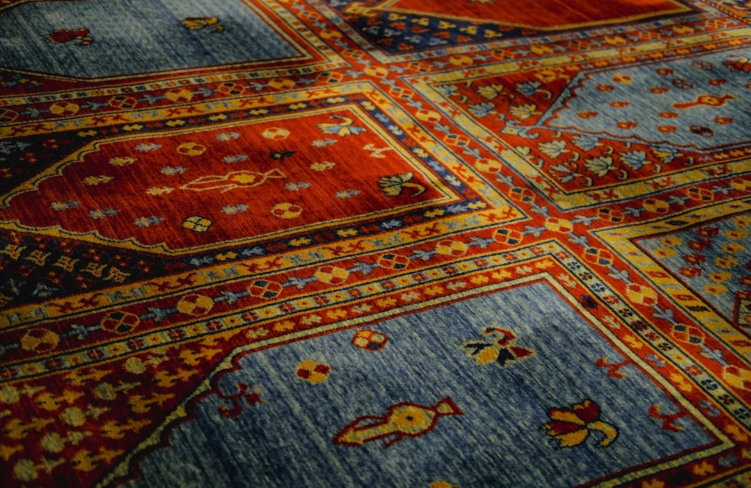 جزئیات فرش چندرنگ برای بررسی بازگشت رنگهای سنتی در طراحی معاصر