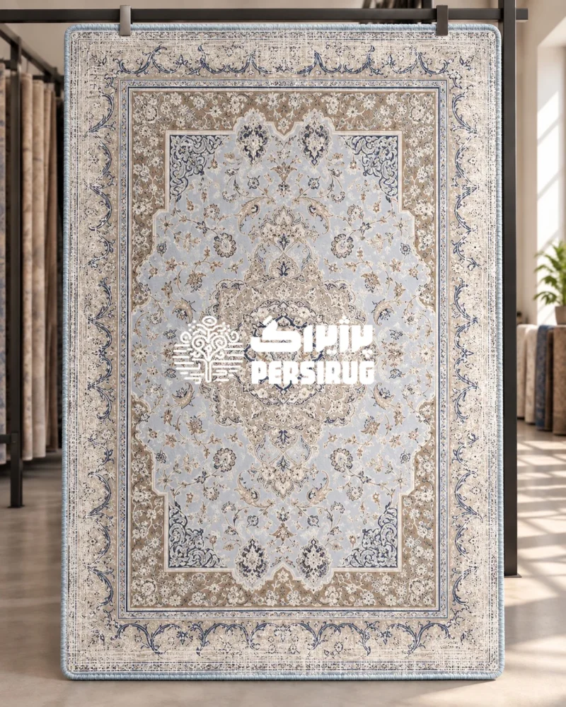 فرشینه زیره چرم افشان آبی با زمینه روشن و پاستیلی، ترنج و گلبوتههای ظریف کرم و سرمهای، و حاشیههای طرح سنتی پتینهشده