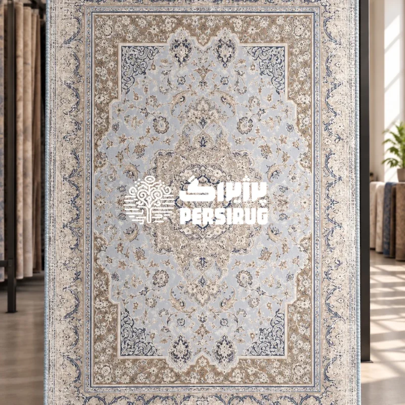 فرشینه زیره چرم افشان آبی با زمینه روشن و پاستیلی، ترنج و گلبوتههای ظریف کرم و سرمهای، و حاشیههای طرح سنتی پتینهشده