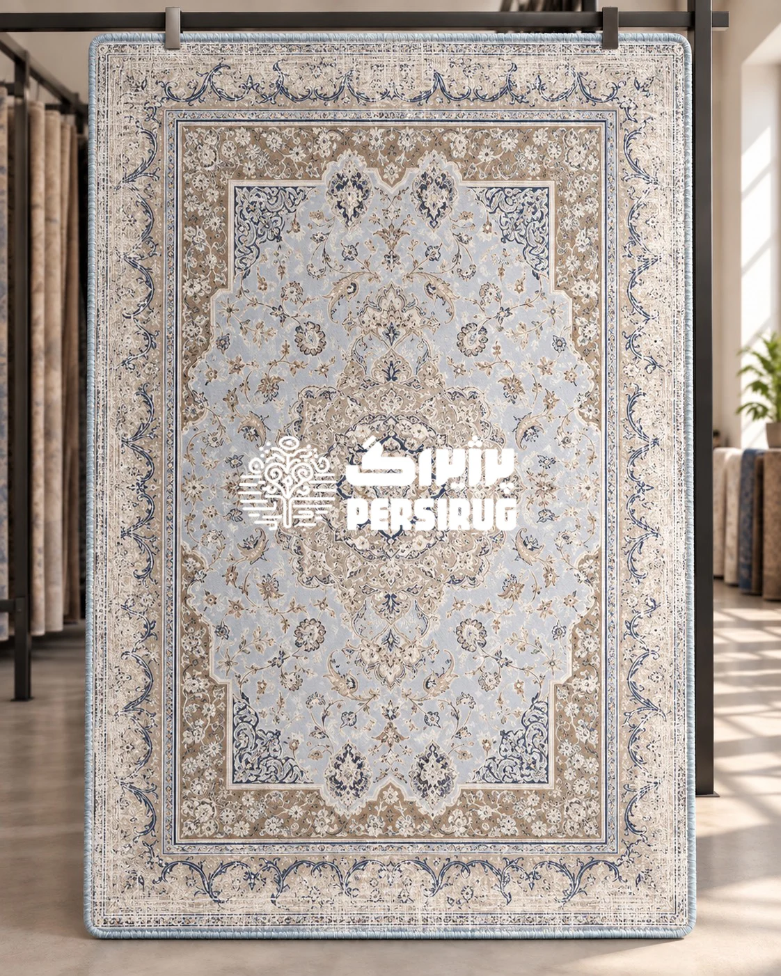 پادری زیره چرم افشان آبی با زمینه روشن و پاستیلی، ترنج و گلبوتههای ظریف کرم و سرمهای، و حاشیههای طرح سنتی پتینهشده