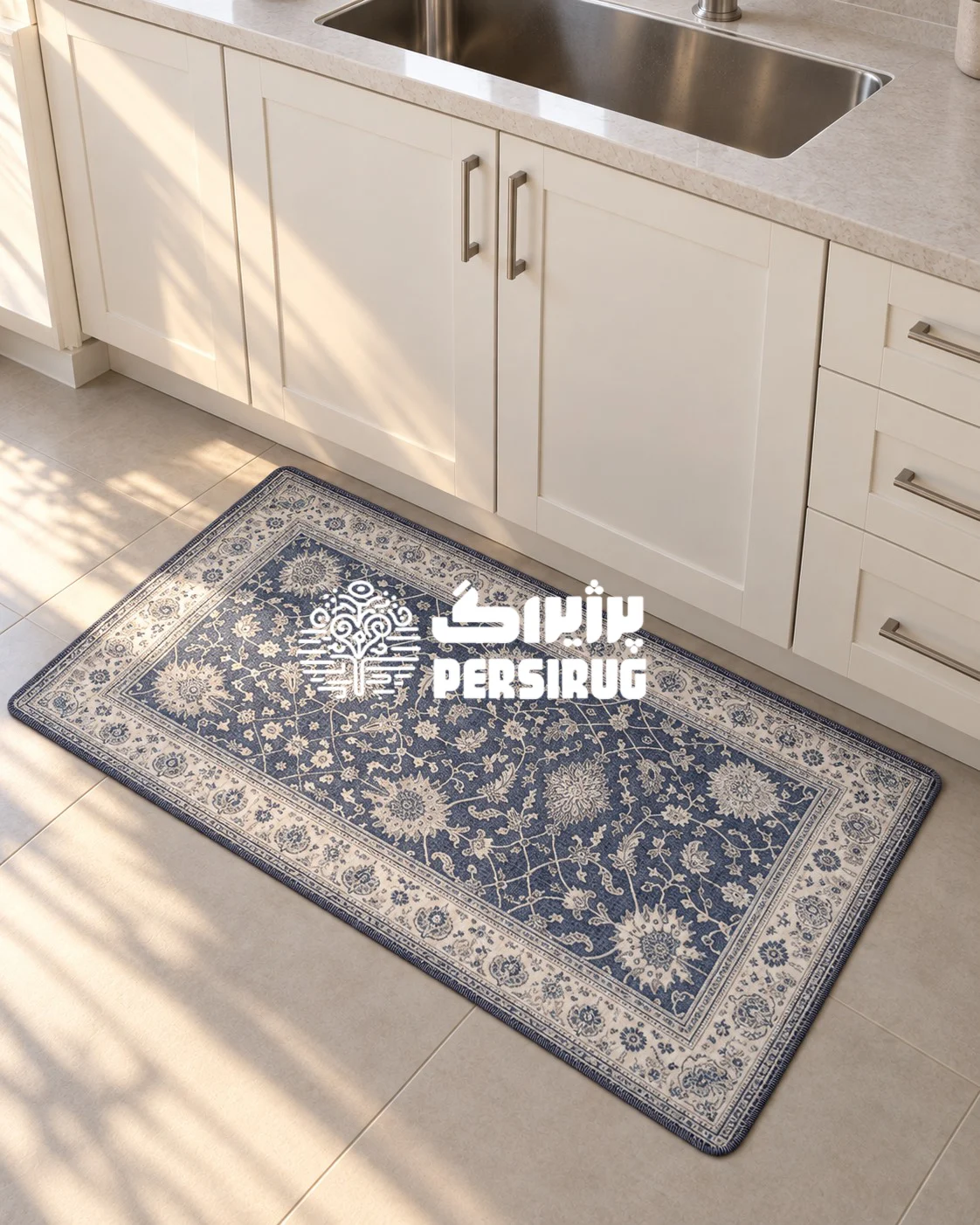 پادری زیره چرم طرح شاهعباسی با نقوش اسلیمی ظریف به رنگ کرم روی زمینه سورمهای، با طراحی کلاسیک و سنتی مناسب دکوراسیون پذیرایی و اتاق خواب