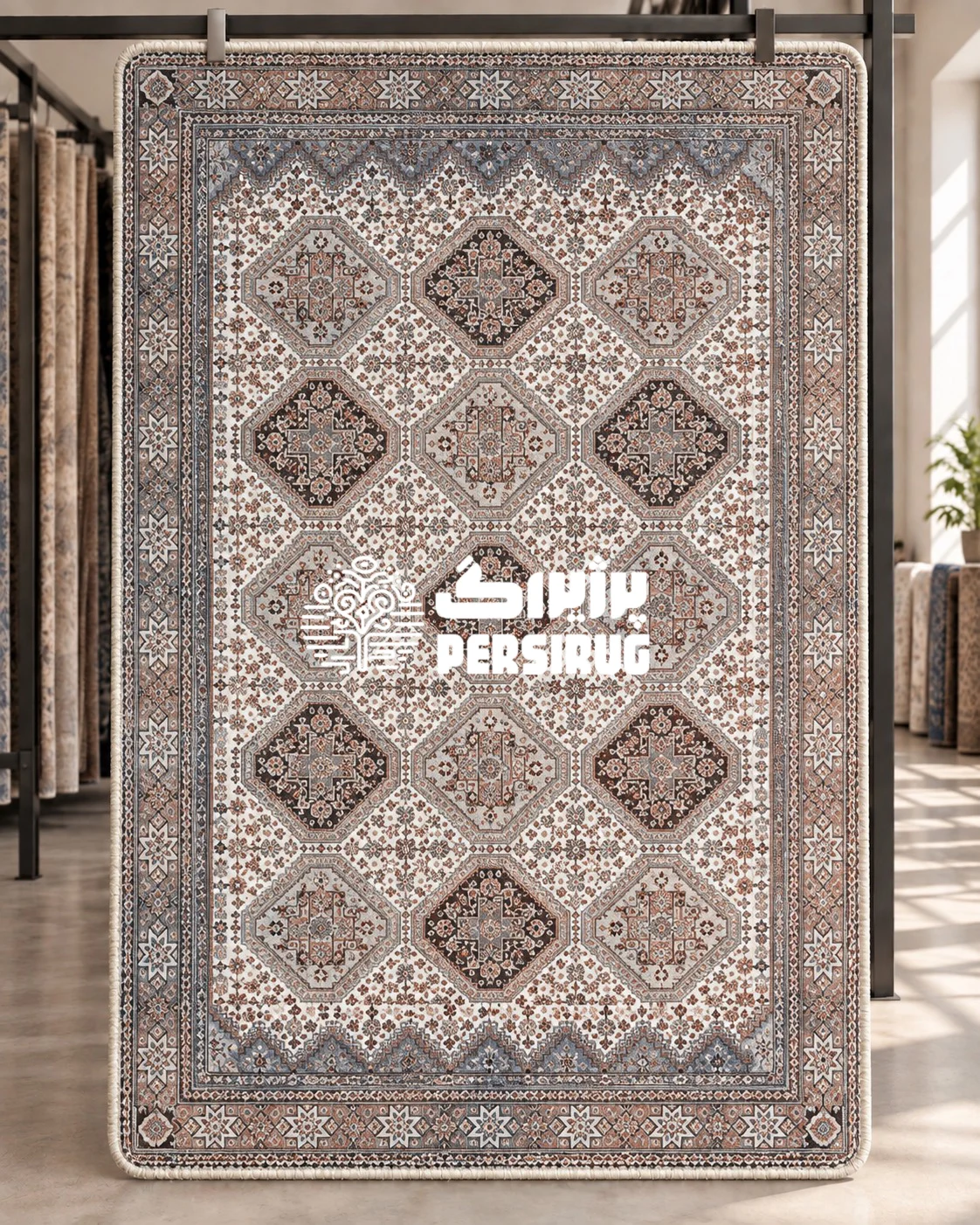 فرشینه زیره چرم با زمینه کرم روشن و پنج ردیف لوزی‌های هندسی تکرارشونده هر کدام با حاشیه هشت‌ضلعی؛ متن اطراف با گل‌وبوته‌های ریز پر شده و دو حاشیه ستاره‌ای، دور فرش را قاب گرفته‌اند.