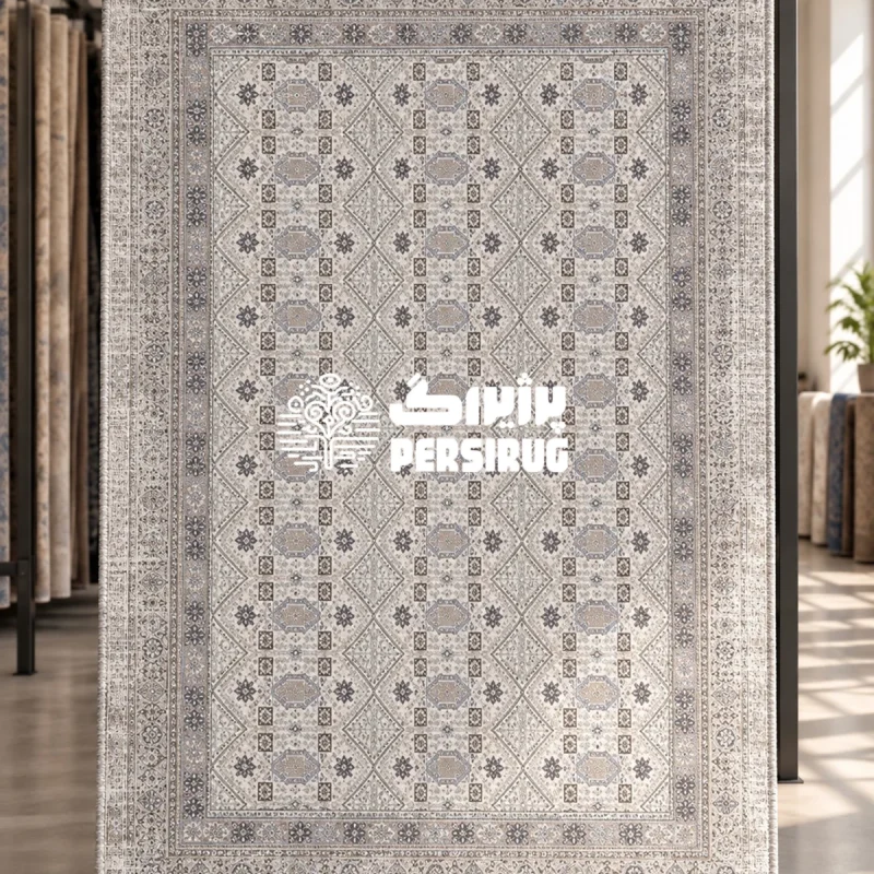 فرشینه زیره چرم خشتی افشان با نقوش لوزی و گلهای هندسی ریز در زمینه کرم، همراه با حاشیههای چندلایه آبیـطوسی و طرحی متقارن و پرتکرار.