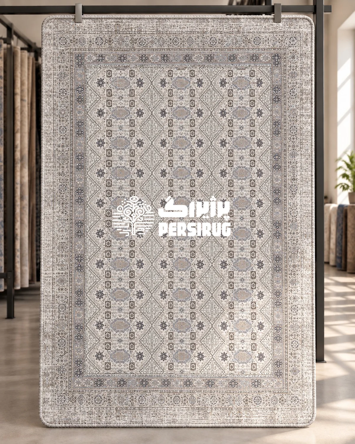 فرشینه زیره چرم خشتی افشان با نقوش لوزی و گل‌های هندسی ریز در زمینه کرم، همراه با حاشیه‌های چندلایه آبی‌ـ‌طوسی و طرحی متقارن و پرتکرار.