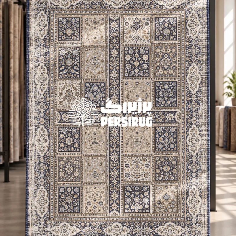فرشینه زیره چرم طرح ترمه با پنلهای خشتی مستطیلیشکل از نقوش گل و بته در زمینههای سرمهای و کرم، همراه با حاشیهبندی طرحدار سنتی؛ شایسته خانههای ایرانی و شیک.