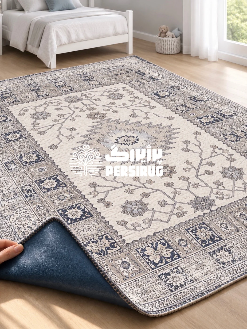 فرشینه زیره چرم نقش سپیده با طرح مرکزی لوزیشکلِ چندلایه، شاخکها و گلهای سنتی پراکنده در زمینه کرمرنگ و حاشیههای مکعبیِ طرحدار به رنگهای آبی و طوسی.