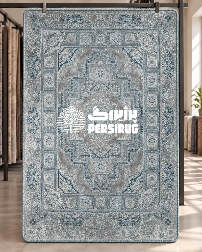 فرشینه زیره چرم مدل آناهید با ترنج هندسی و گلبوتههای ظریف، زمینه پتینهشده آبی و نقرهای، و حاشیههای کلاسیک منقوش