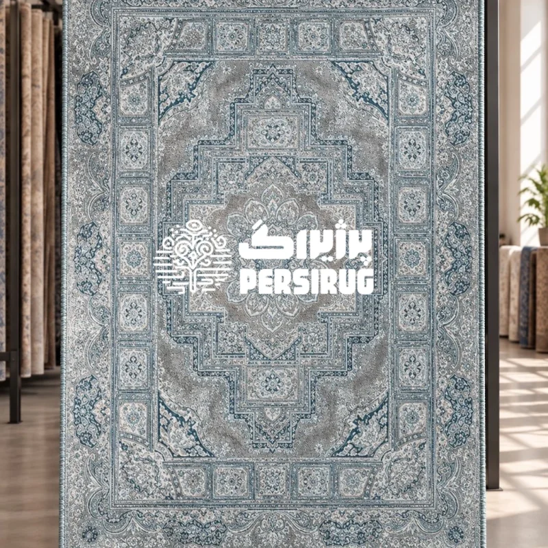 فرشینه زیره چرم مدل آناهید با ترنج هندسی و گلبوتههای ظریف، زمینه پتینهشده آبی و نقرهای، و حاشیههای کلاسیک منقوش
