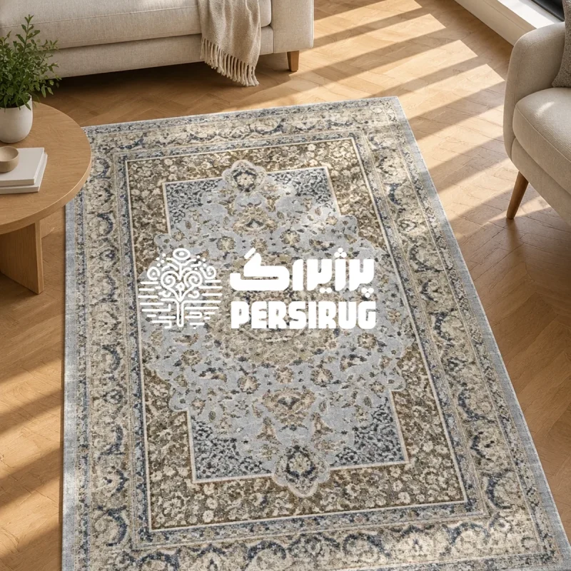 فرشینه افشان آبی با زمینه روشن و پاستیلی، ترنج و گلبوتههای ظریف کرم و سرمهای، و حاشیههای طرح سنتی پتینهشده