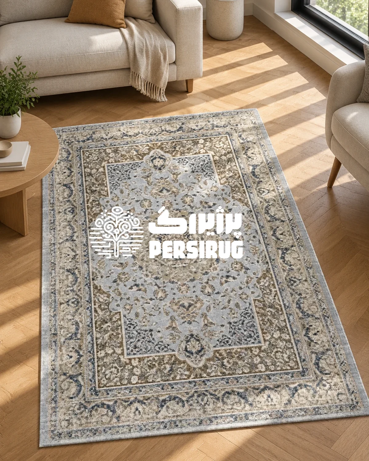 فرشینه افشان آبی با زمینه روشن و پاستیلی، ترنج و گلبوتههای ظریف کرم و سرمهای، و حاشیههای طرح سنتی پتینهشده