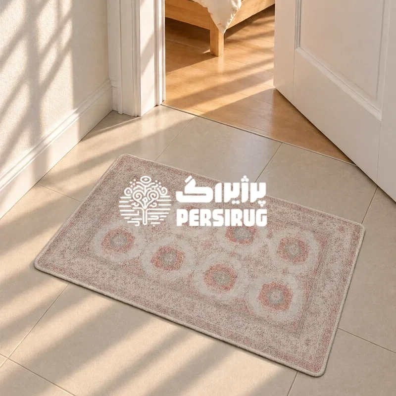 پادری زیره چرم مهگل با ترکیب رنگی گرمِ کالباسی و طوسی که بر روی زمینه‌ای روشن جلوه‌ای کلاسیک و در عین حال امروزی دارد