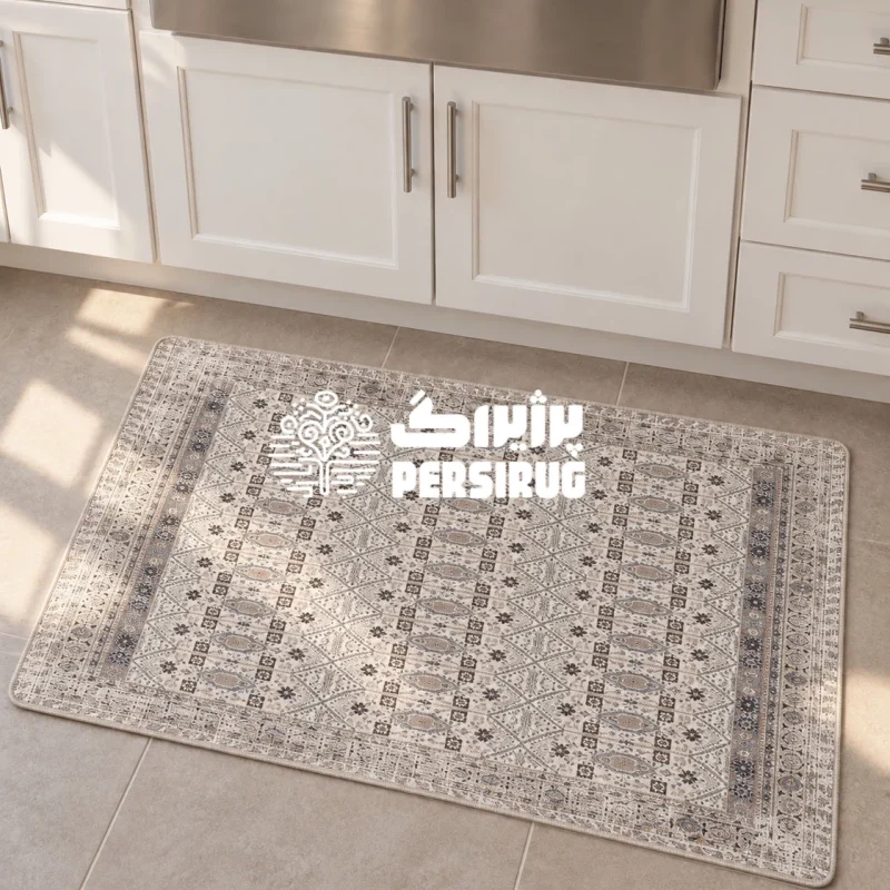 پادری زیره چرم خشتی افشان با نقوش لوزی و گل‌های هندسی ریز در زمینه کرم، همراه با حاشیه‌های چندلایه آبی‌ـ‌طوسی و طرحی متقارن و پرتکرار.