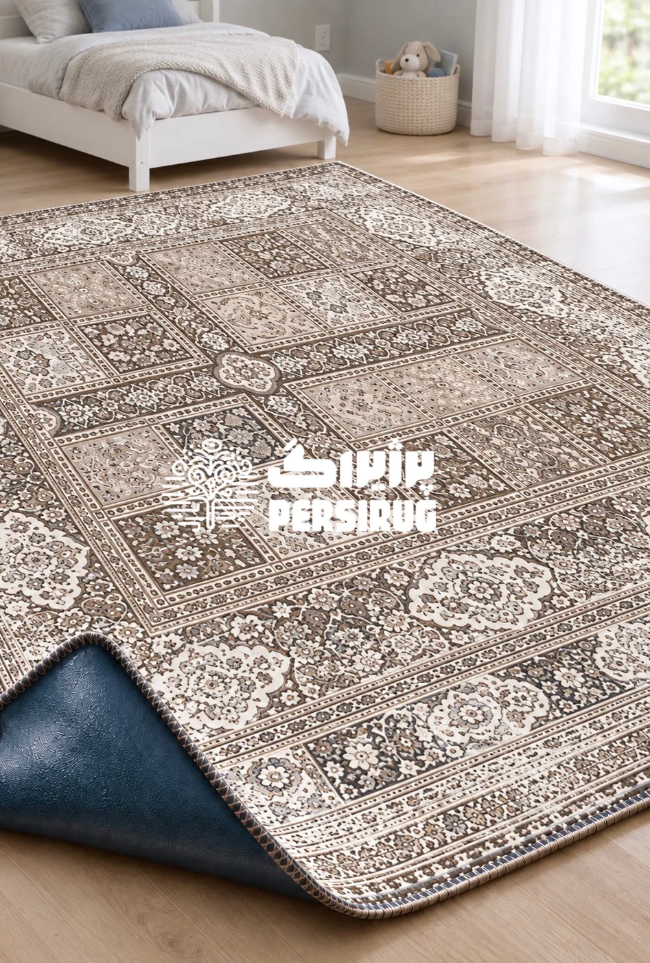فرشینه زیره چرم خشتینه با خانههای مربعی و مستطیلیِ پر از گلوبوتههای ریز، نوارهای تزئینی در میان قابها و حاشیهای پرنقش به رنگ قهوهای و کرم.