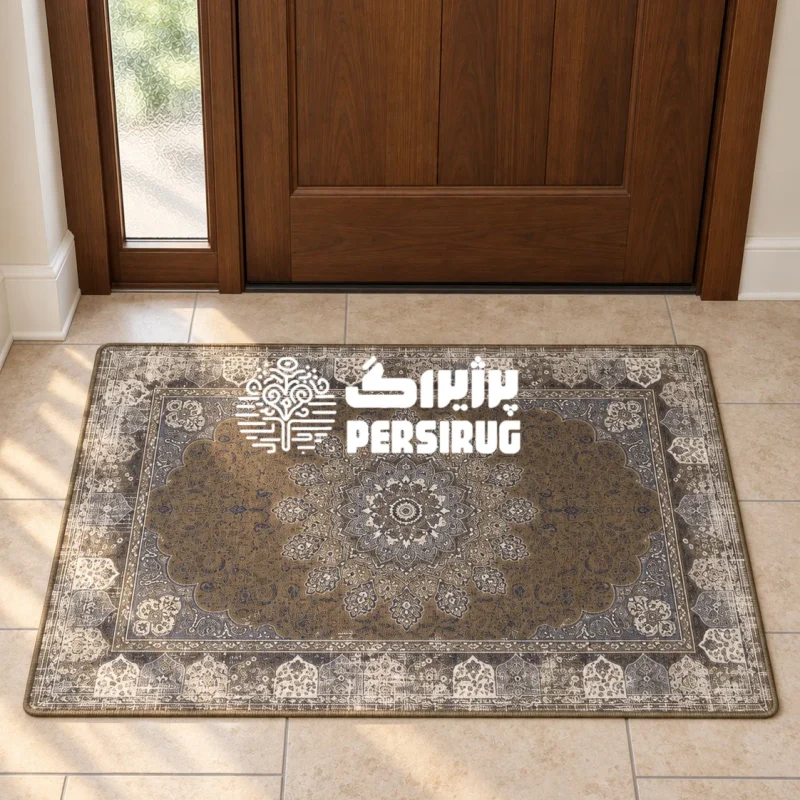 پادری زیره چرم جلوه کهربا با ترنج دایرهایِ پرجزئیات و نقشمایههای سنتی در زمینه گرمِ قهوهای، در کنار لچکهای طوسیرنگ و حاشیههای پهن و طرحدار.