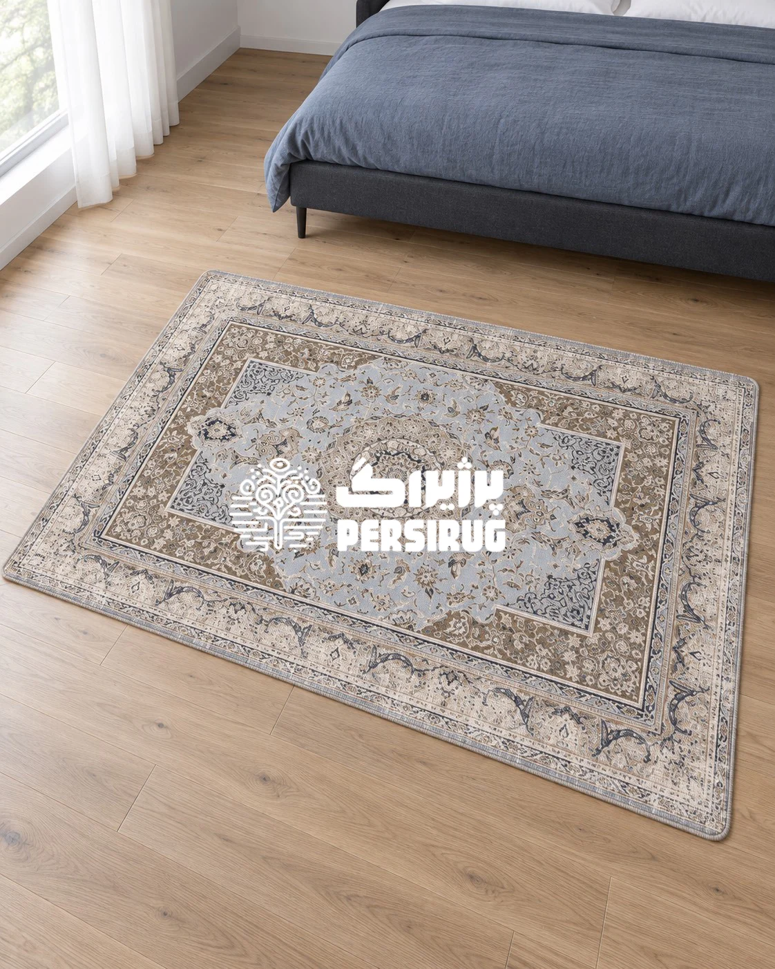 فرشینه زیره چرم افشان آبی با زمینه روشن و پاستیلی، ترنج و گلبوتههای ظریف کرم و سرمهای، و حاشیههای طرح سنتی پتینهشده