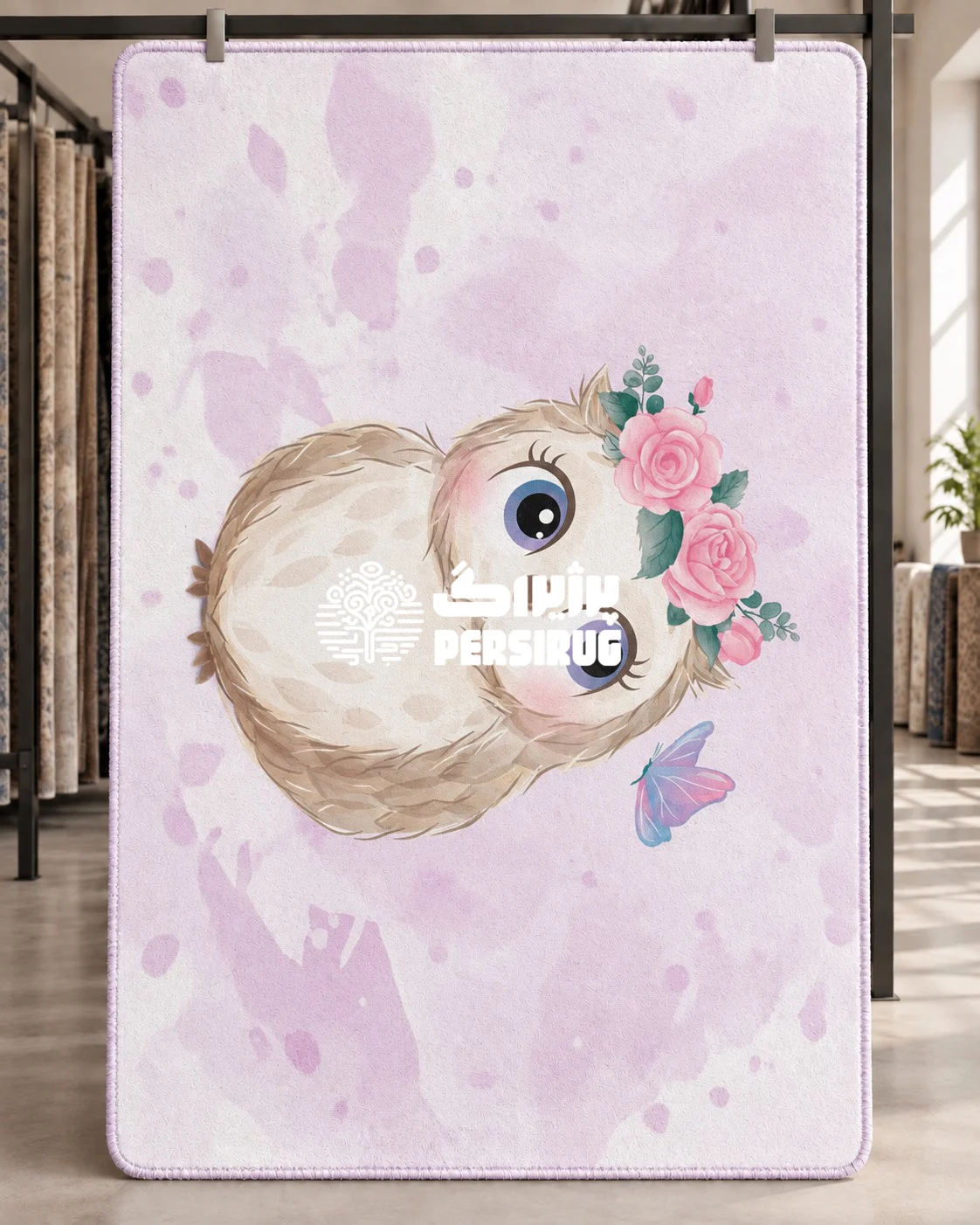 فرشینه زیره چرم اتاق کودک با طرح کارتونی جغد قهوهایِ دارای تاج گل رز صورتی و پروانه بنفش در پسزمینه صورتی پاستلی