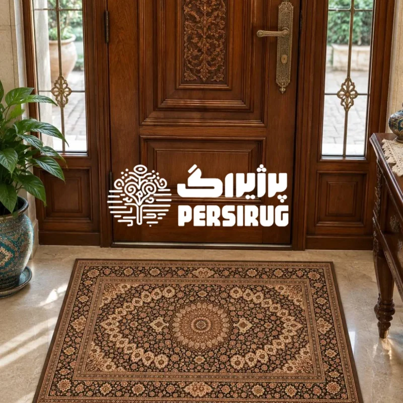 پادری ترنج شاهانه با نقش ترنج بزرگ گلدار در مرکز، گلهای ریز و درشت کرم و مسی روی زمینه قهوهای تیره و حاشیههای سنتی چندلایه.