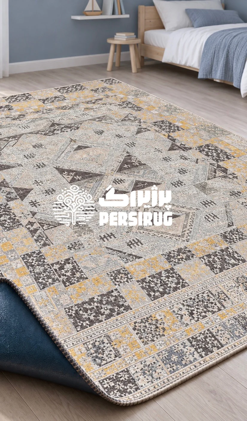 فرشینه زیره چرم پرنیان با طرح هندسی و لوزیهای تکرارشونده در حاشیهها و مرکز، به رنگهای طوسی، خاکستری و زرد خردلی.