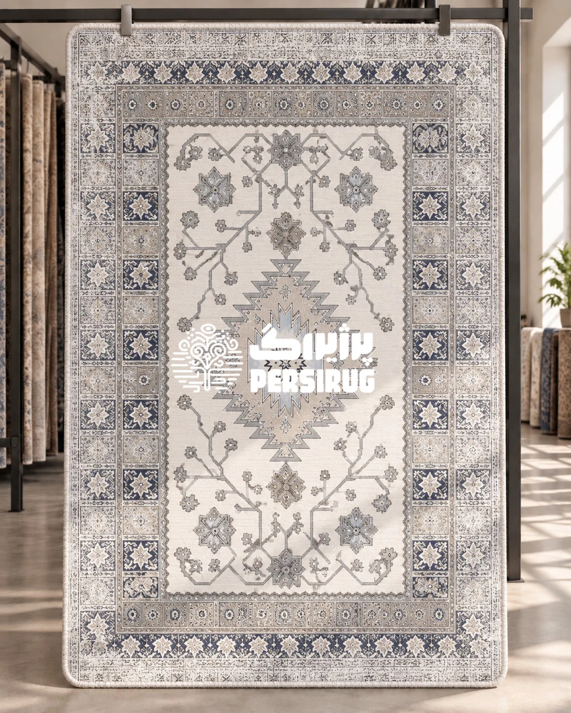 فرشینه زیره چرم نقش سپیده با طرح مرکزی لوزیشکلِ چندلایه، شاخکها و گلهای سنتی پراکنده در زمینه کرمرنگ و حاشیههای مکعبیِ طرحدار به رنگهای آبی و طوسی.