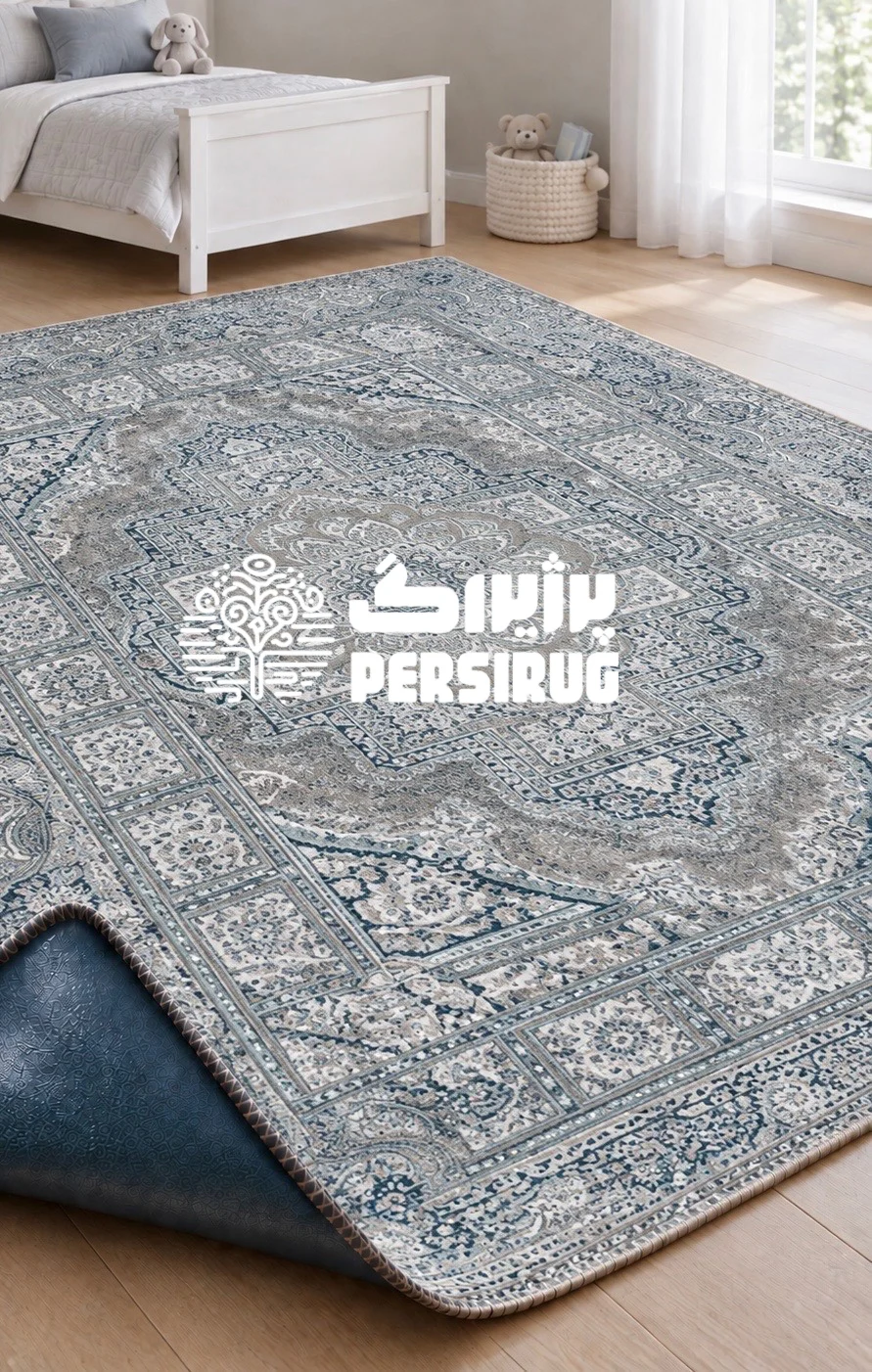 فرشینه زیره چرم مدل آناهید با ترنج هندسی و گلبوتههای ظریف، زمینه پتینهشده آبی و نقرهای، و حاشیههای کلاسیک منقوش
