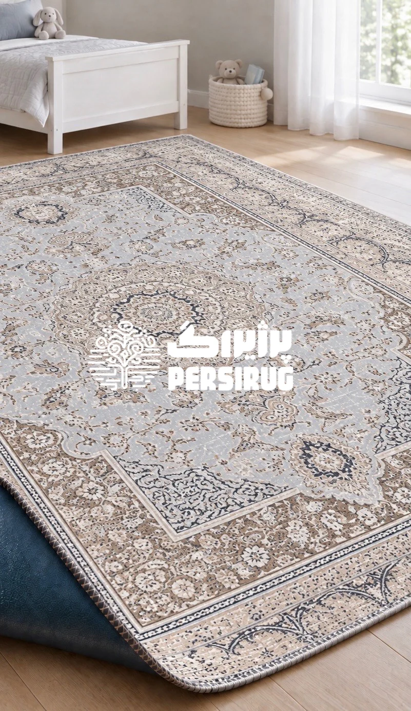 فرشینه زیره چرم افشان آبی با زمینه روشن و پاستیلی، ترنج و گلبوتههای ظریف کرم و سرمهای، و حاشیههای طرح سنتی پتینهشده