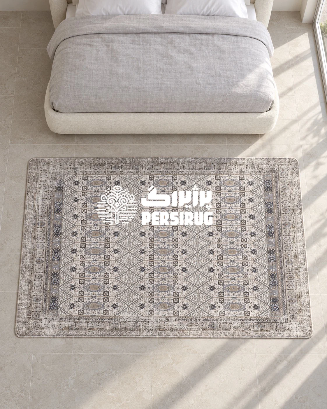 فرشینه زیره چرم خشتی افشان با نقوش لوزی و گلهای هندسی ریز در زمینه کرم، همراه با حاشیههای چندلایه آبیـطوسی و طرحی متقارن و پرتکرار.