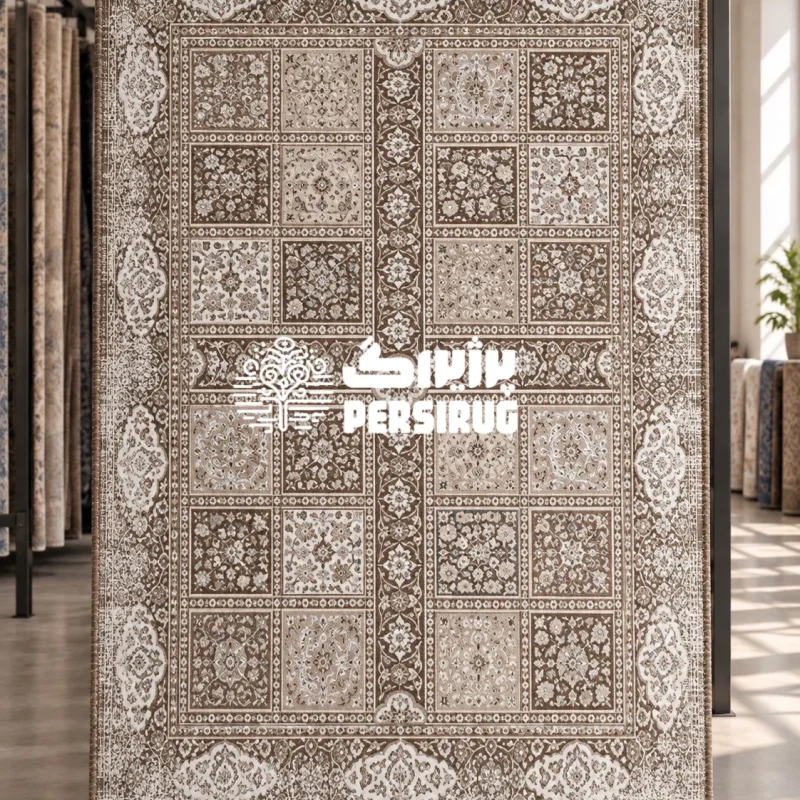 فرشینه زیره چرم خشتینه با خانههای مربعی و مستطیلیِ پر از گلوبوتههای ریز، نوارهای تزئینی در میان قابها و حاشیهای پرنقش به رنگ قهوهای و کرم.