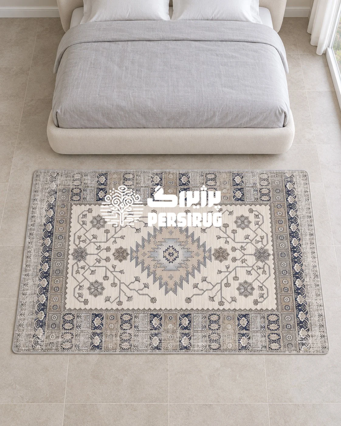 فرشینه زیره چرم نقش سپیده با طرح مرکزی لوزیشکلِ چندلایه، شاخکها و گلهای سنتی پراکنده در زمینه کرمرنگ و حاشیههای مکعبیِ طرحدار به رنگهای آبی و طوسی.