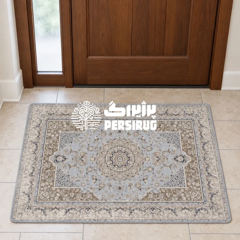 پادری زیره چرم افشان آبی با زمینه روشن و پاستیلی، ترنج و گلبوتههای ظریف کرم و سرمهای، و حاشیههای طرح سنتی پتینهشده