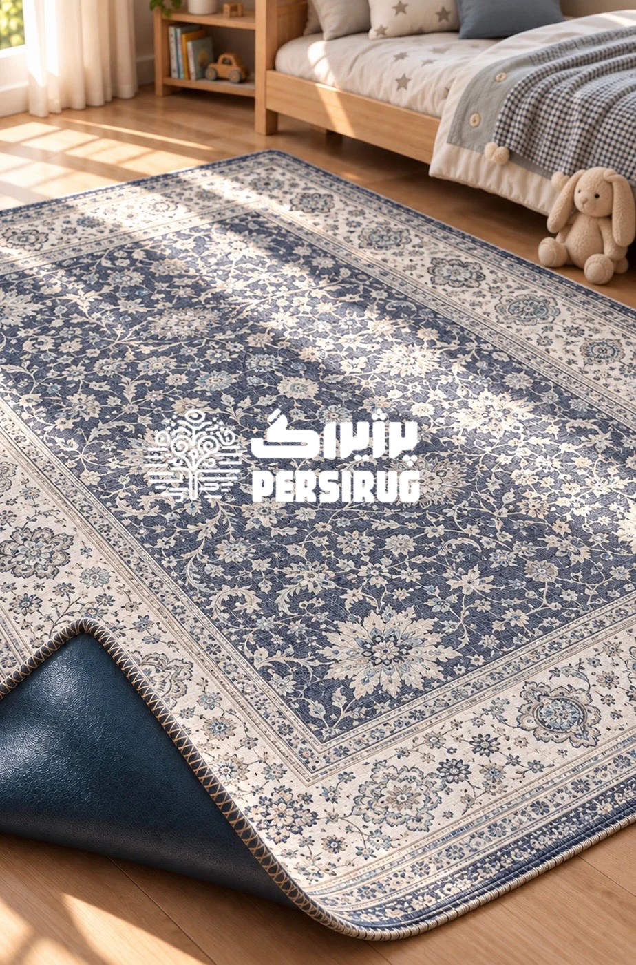 فرشینه زیره چرم طرح شاهعباسی با نقوش اسلیمی ظریف به رنگ کرم روی زمینه سورمهای، با طراحی کلاسیک و سنتی مناسب دکوراسیون پذیرایی و اتاق خواب