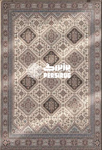 فرشینه با زمینه کرم روشن و پنج ردیف لوزیهای هندسی تکرارشونده هر کدام با حاشیه هشتضلعی؛ متن اطراف با گلوبوتههای ریز پر شده و دو حاشیه ستارهای، دور فرش را قاب گرفتهاند.