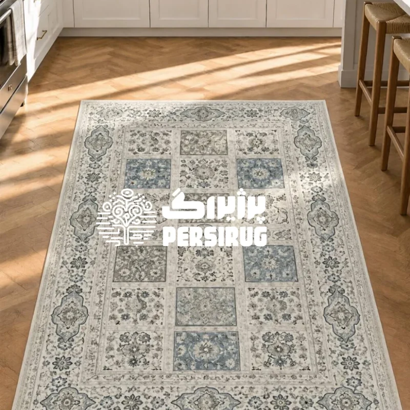 فرشینه مهرنگار با نقوش گلدار سنتی، ترنجهای ظریف و حاشیههای هنری