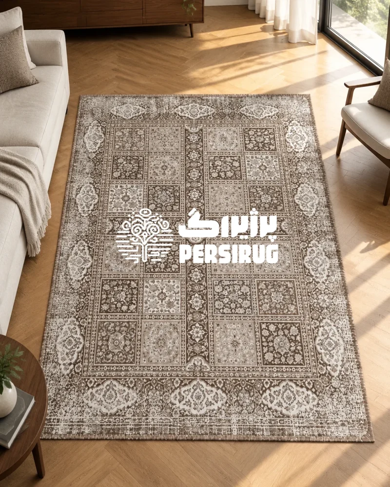 فرشینه خشتینه با خانههای مربعی و مستطیلیِ پر از گلوبوتههای ریز، نوارهای تزئینی در میان قابها و حاشیهای پرنقش به رنگ قهوهای و کرم.