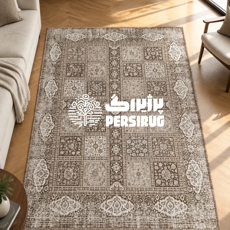 فرشینه خشتینه با خانههای مربعی و مستطیلیِ پر از گلوبوتههای ریز، نوارهای تزئینی در میان قابها و حاشیهای پرنقش به رنگ قهوهای و کرم.